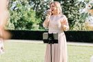 Hochzeitssängerin auf Wiese – gesehen bei frauimmer-herrewig.de