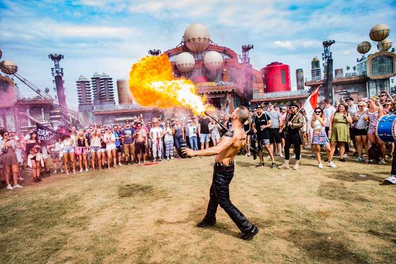 Feuershow auf Parookaville – gesehen bei frauimmer-herrewig.de