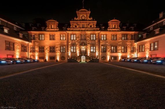 Schloss Ehreshoven Außenansicht im Dunkeln – gesehen bei frauimmer-herrewig.de