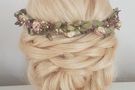 Gluecksbraeute Brautfrisur mit Blumenkranz – gesehen bei frauimmer-herrewig.de