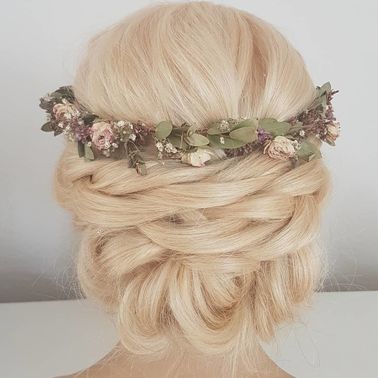 Gluecksbraeute Brautfrisur mit Blumenkranz – gesehen bei frauimmer-herrewig.de