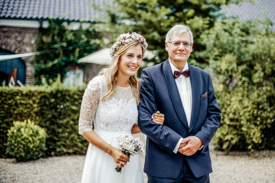 Braut mit Brautvater – gesehen bei frauimmer-herrewig.de