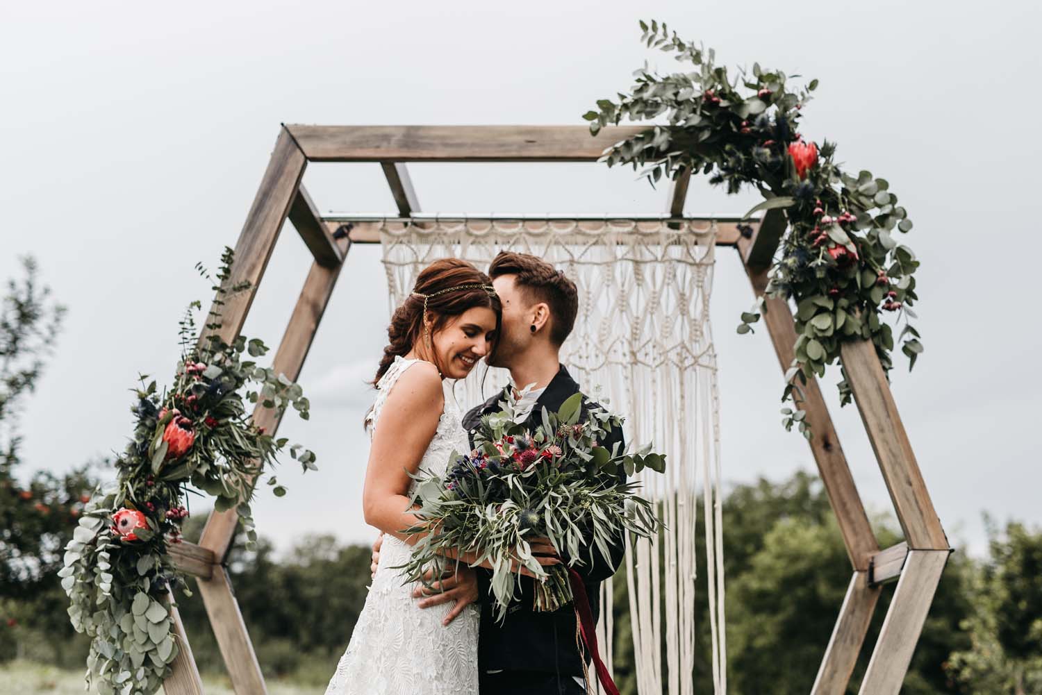 Rockig, romantisch, boho: Hochzeitskonzept von Kisses & Karma