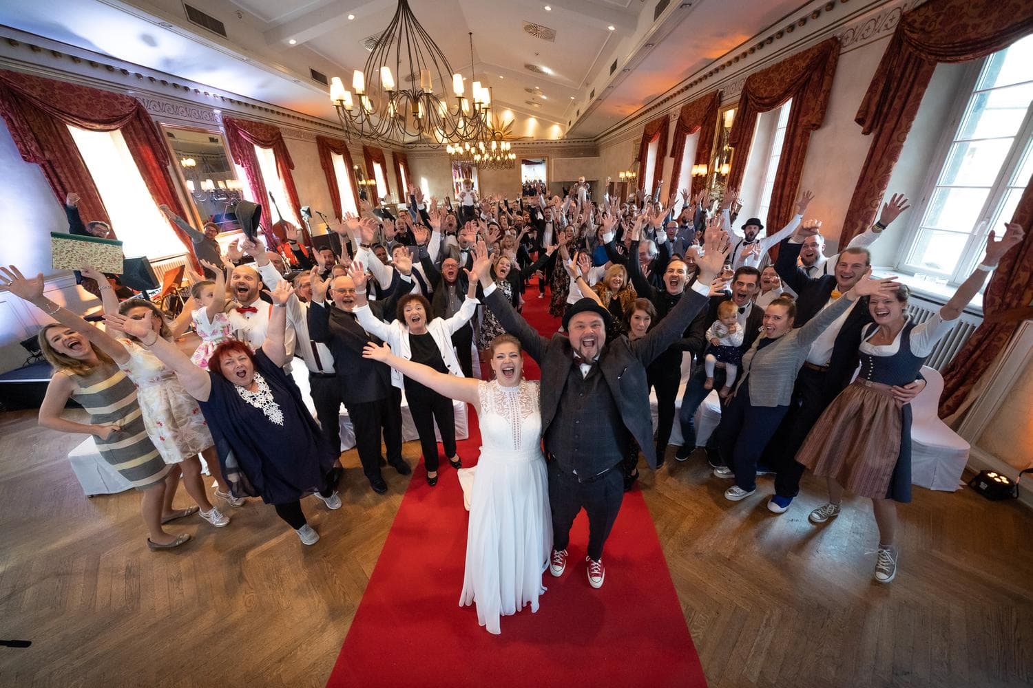 Gruppenfoto Hochzeit – gesehen bei frauimmer-herrewig.de