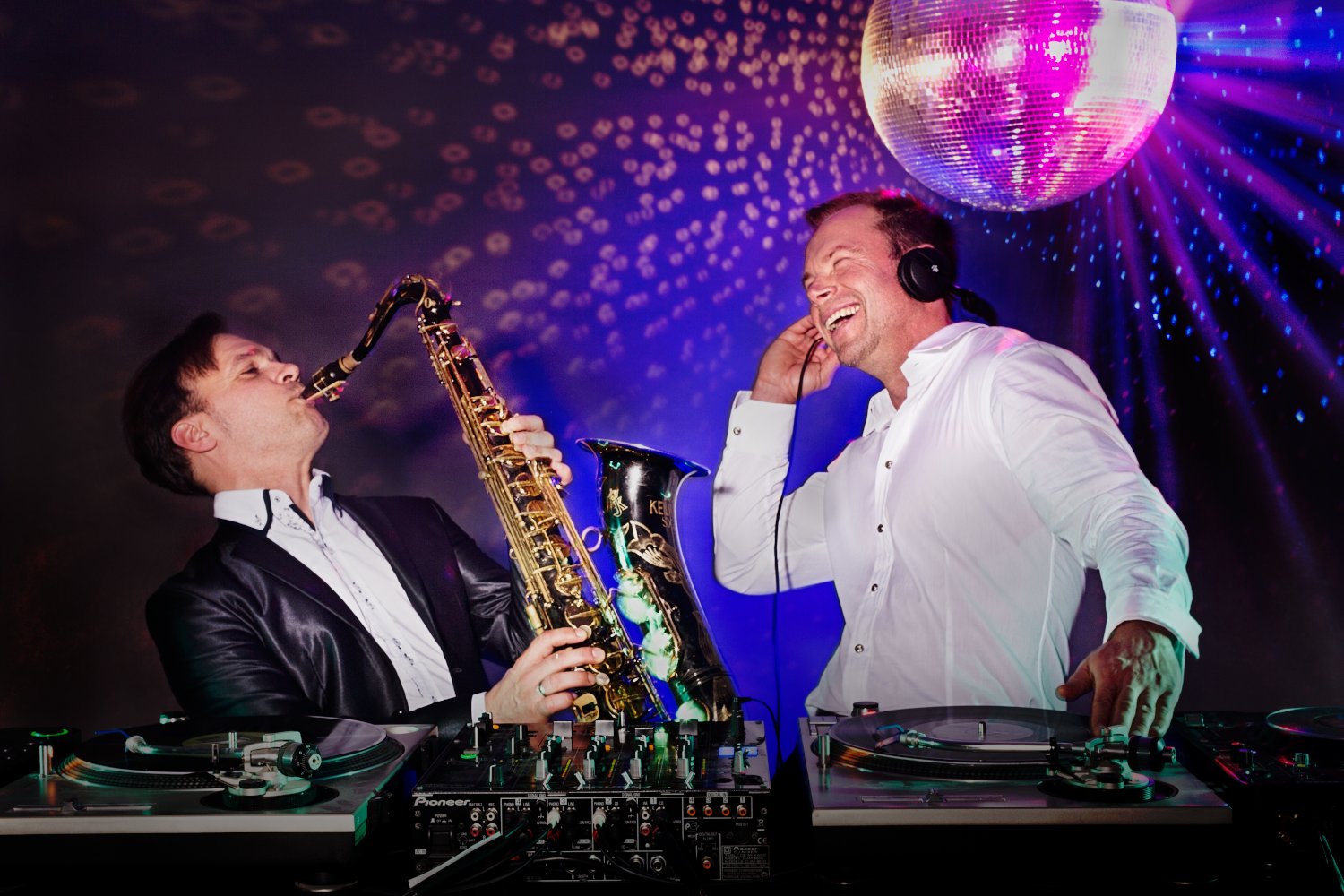 DJ Ingo mit Live Musik Saxophonist – gesehen bei frauimmer-herrewig.de