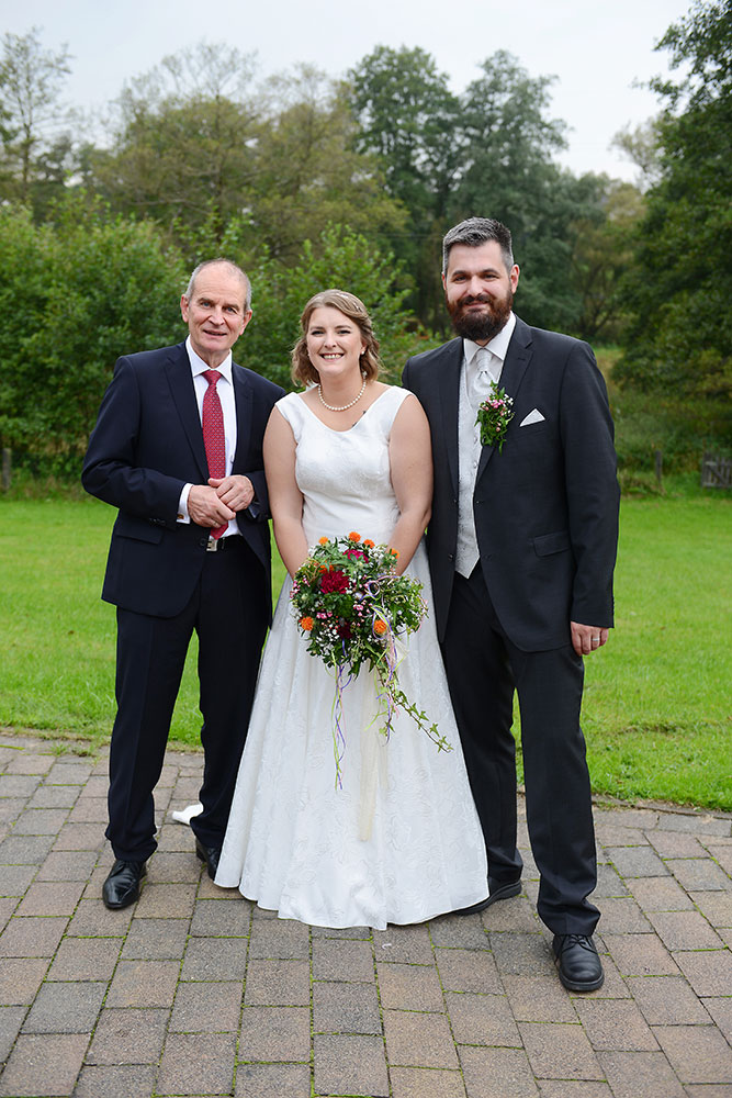 Свадебная пара со свободным богословом Гансом Юргеном Хаазе - на frauimmer-herrewig.de