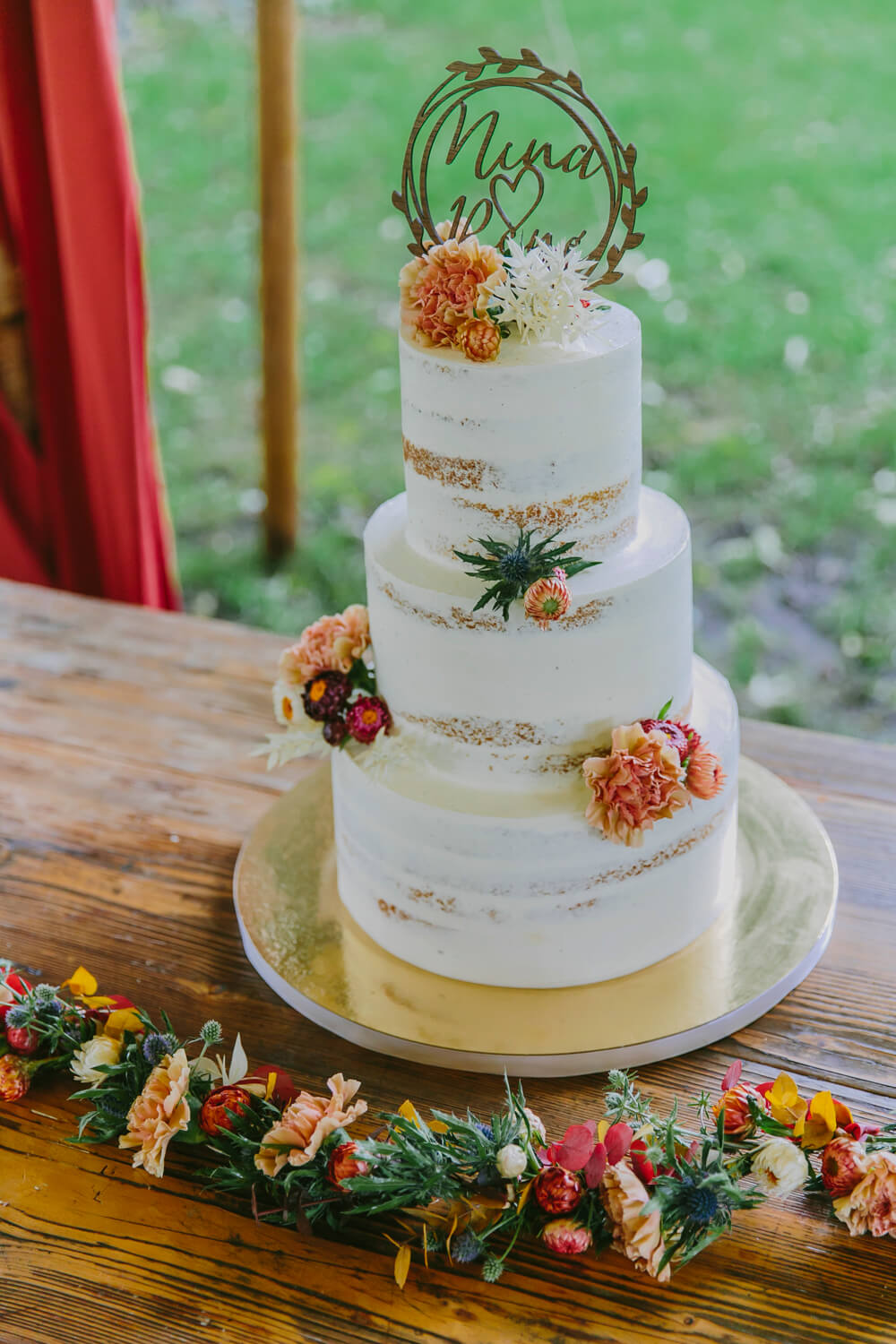 Hochzeitstorte mit floraler Verzierung – gesehen bei frauimmer-herrewig.de