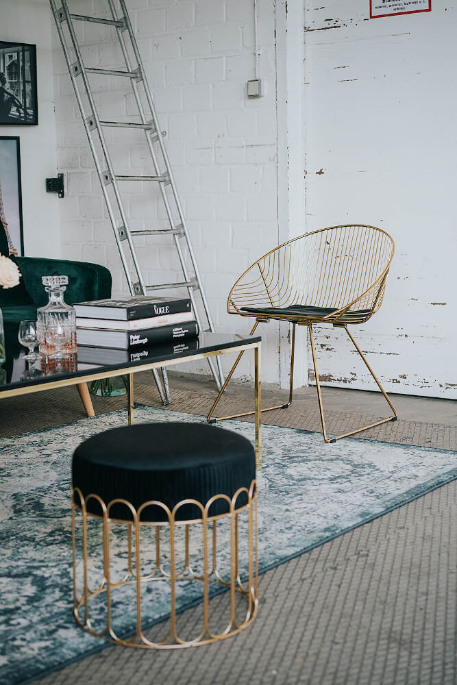 Metallsessel und -hocker in gold – gesehen bei frauimmer-herrewig.de