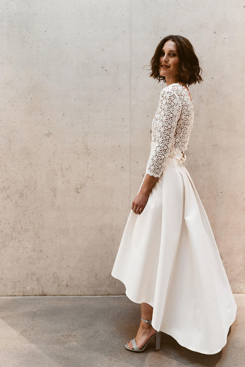 Weißes Hochzeitskleid mit Vokuhila-Rock – gesehen bei frauimmer-herrewig.de