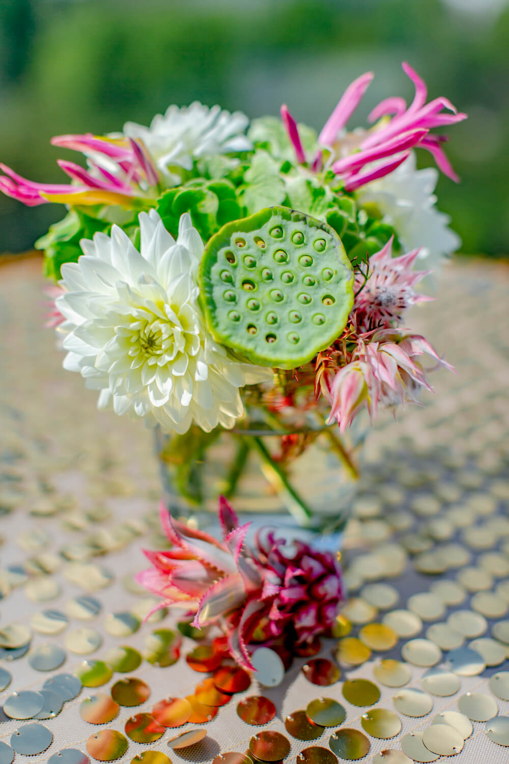 Hochzeitsdeko mit bunten Blumen und Pailletten – gesehen bei frauimmer-herrewig.de