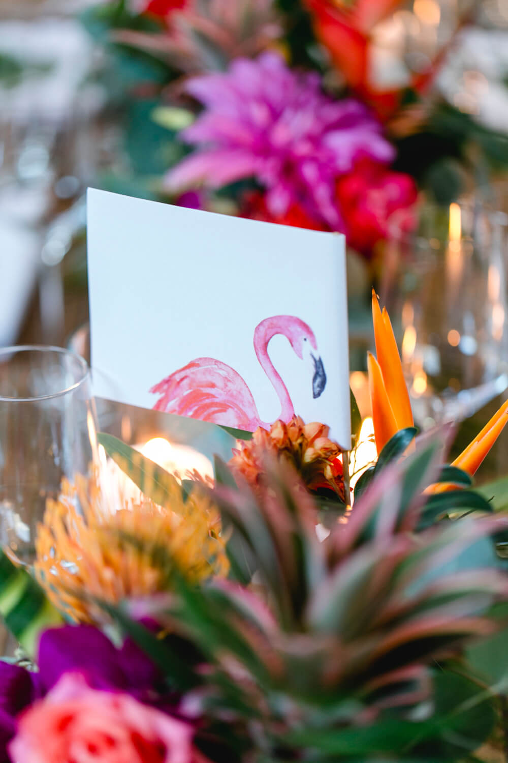 Hochzeits Tischdeko mit Flamingos und tropischen Blumen – gesehen bei frauimmer-herrewig.de Hochzeits Tischdeko mit Flamingos und tropischen Blumen – gesehen bei frauimmer-herrewig.de