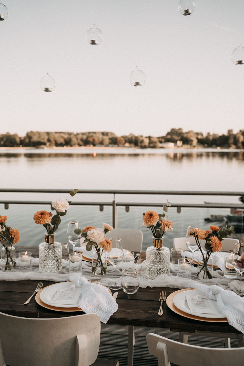 Tischdekoration für die Hochzeit am See – gesehen bei frauimmer-herrewig.de