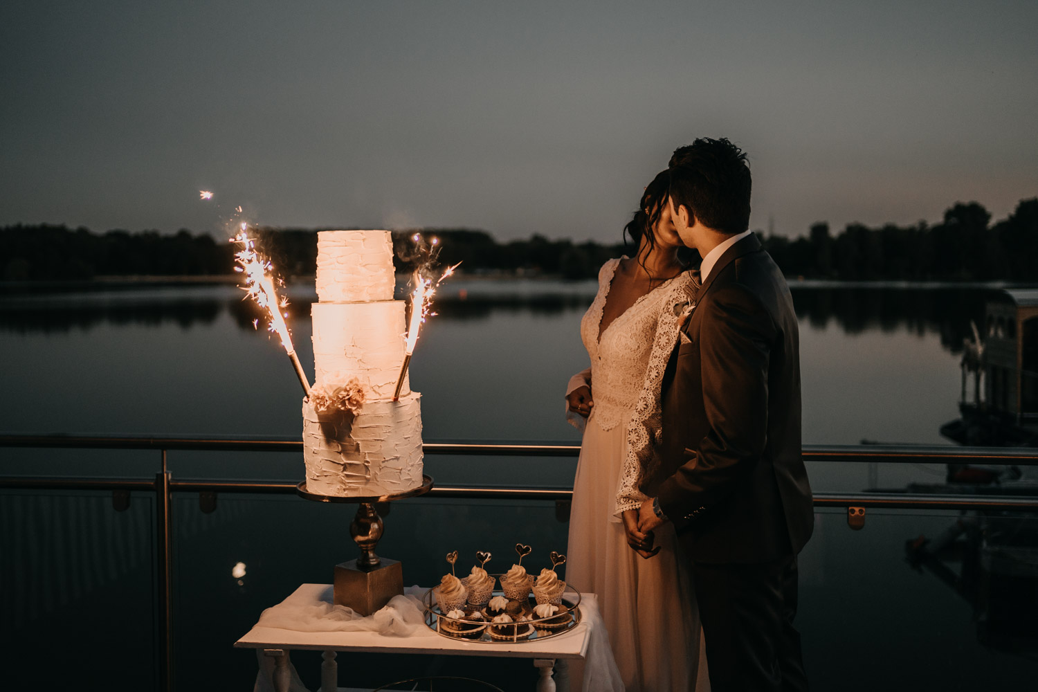 Dreistöckige Hochzeitstorte mit Wunderkerzen anschneiden – gesehen bei frauimmer-herrewig.de