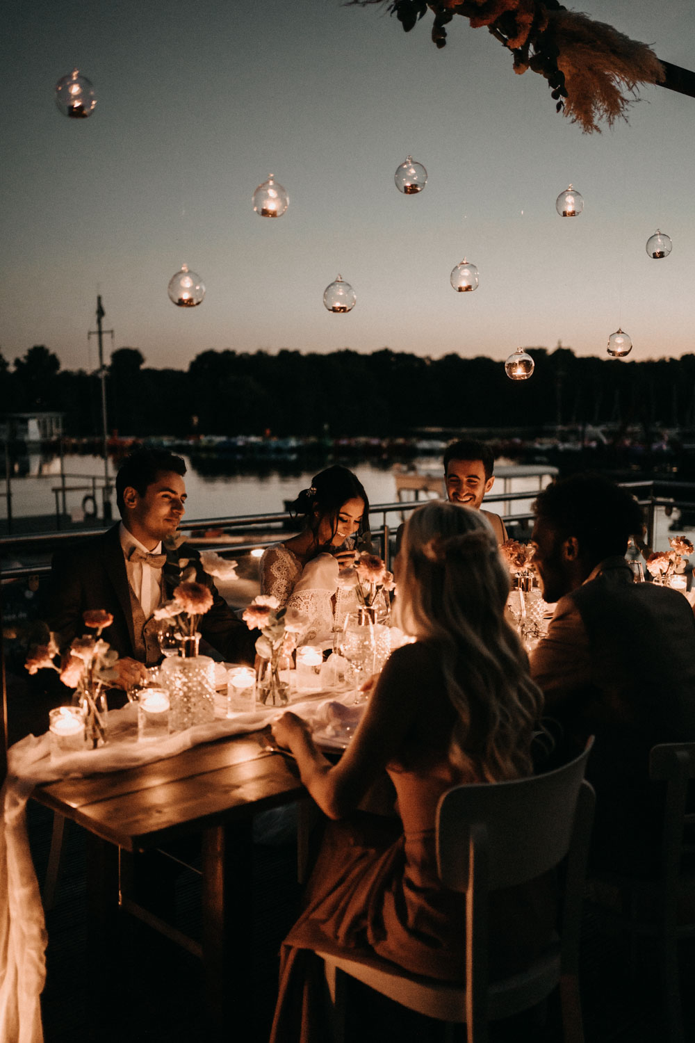 Hochzeitsdinner im Freien mit Lichterketten – gesehen bei frauimmer-herrewig.de