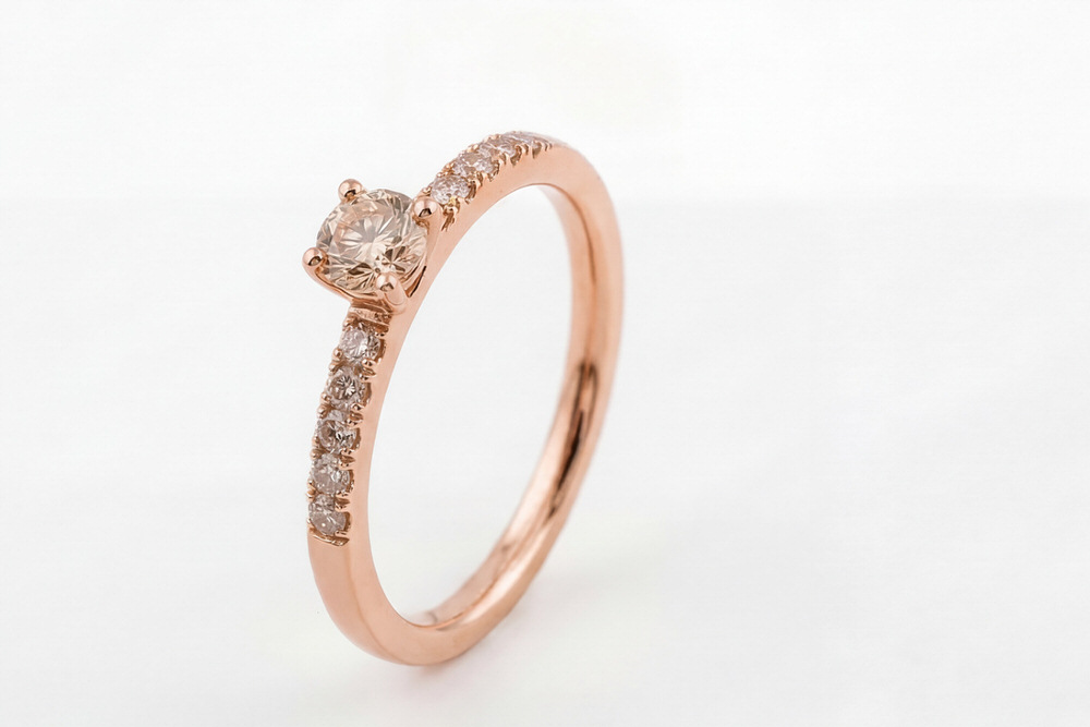 01 Verlobungsring 750 Rosegold champagner farbene Brillanten close 1425 – gesehen bei frauimmer-herrewig.de 01 Verlobungsring 750 Rosegold champagner farbene Brillanten close 1425 – gesehen bei frauimmer-herrewig.de