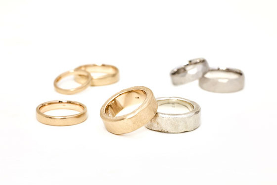Individuelle Verlobungsringe in Gold, Silber und Metalltönen – gesehen bei frauimmer-herrewig.de