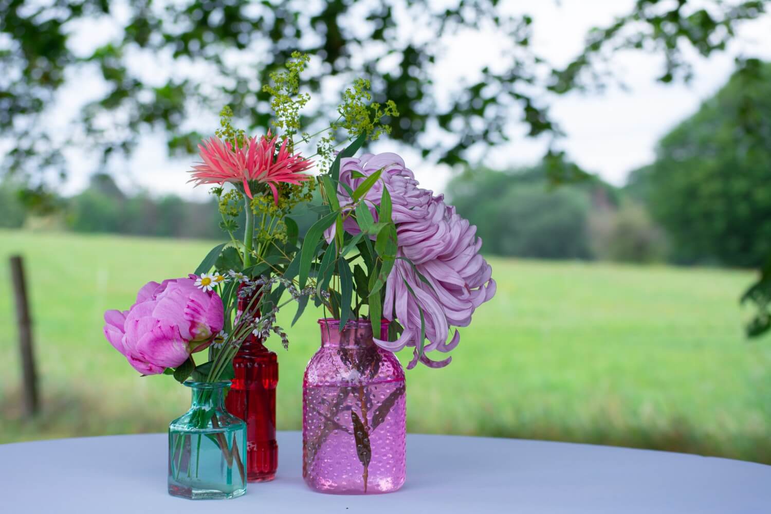 Florale Tischdeko Outdoor-Hochzeit – gesehen bei frauimmer-herrewig.de