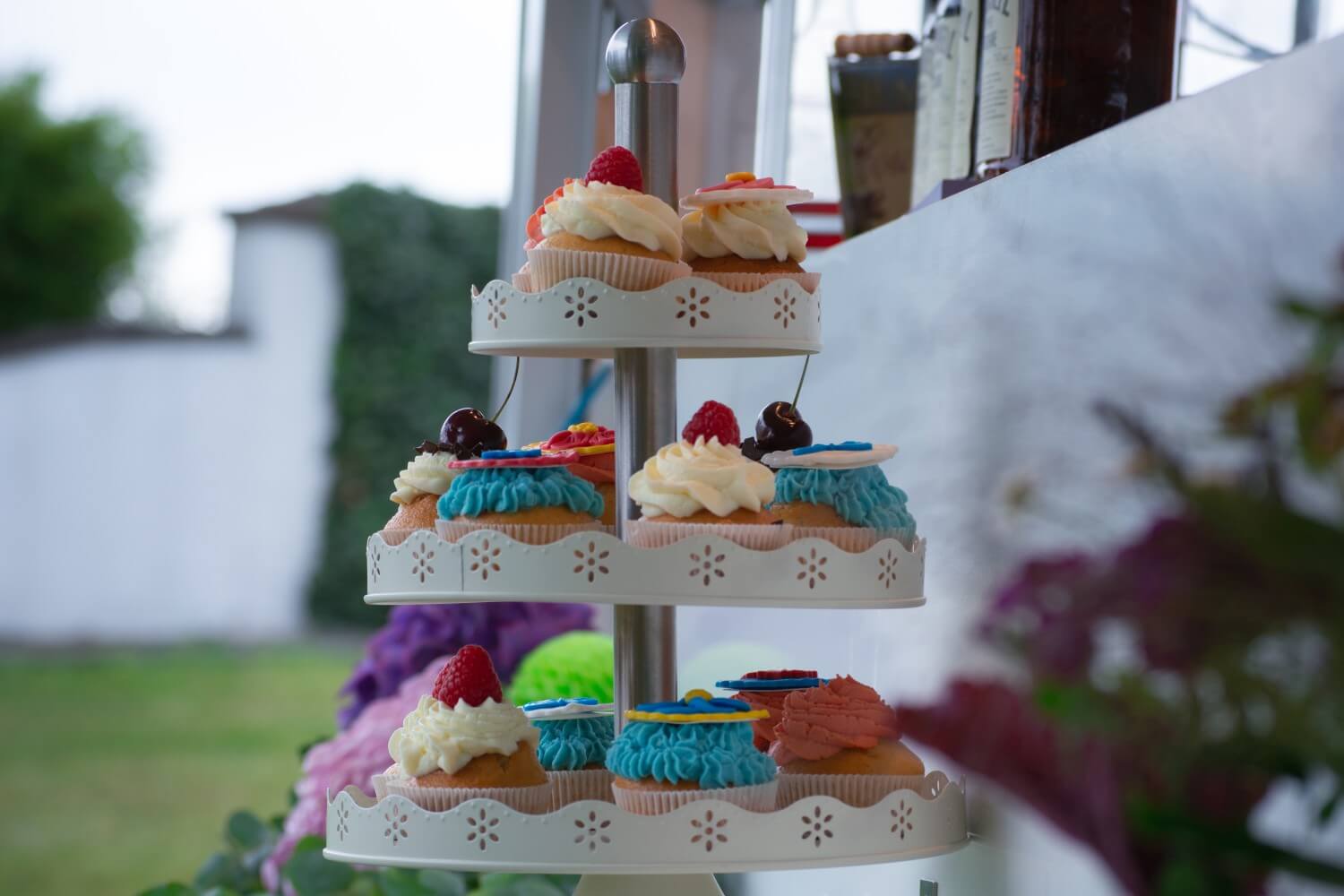 Bunte Cupcakes Hochzeit – gesehen bei frauimmer-herrewig.de