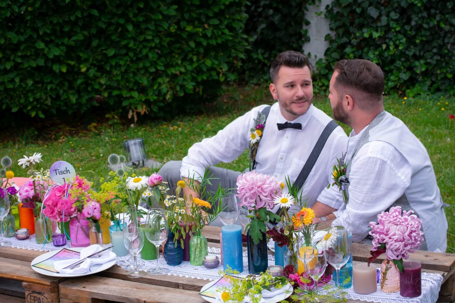 Bunte Tischdeko mit Blumen Boho-Hochzeit im Freien – gesehen bei frauimmer-herrewig.de