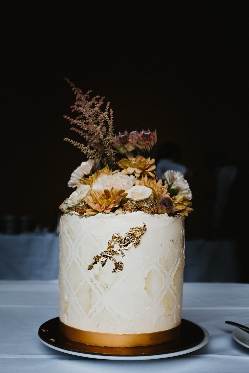 Hochzeitstorte mit Blumen in Weiß – gesehen bei frauimmer-herrewig.de