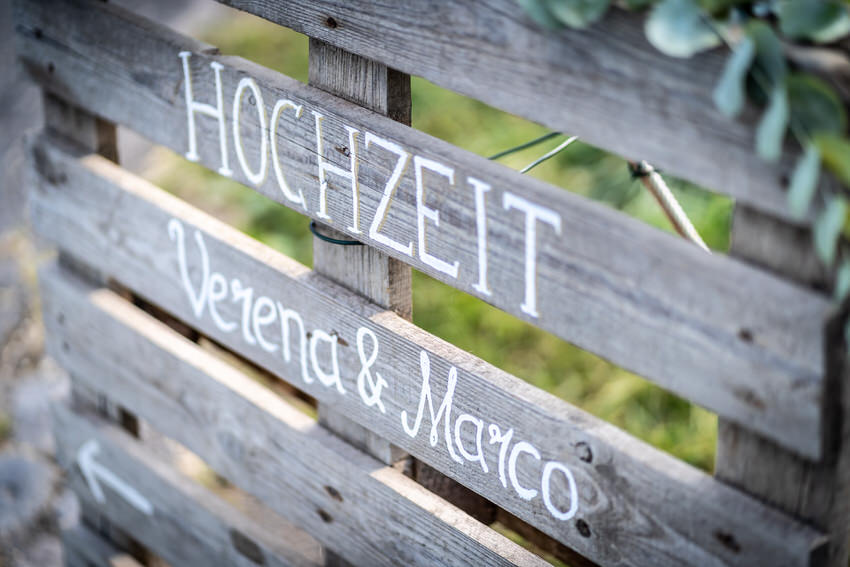 Holzschild Wegweiser Hochzeit – gesehen bei frauimmer-herrewig.de