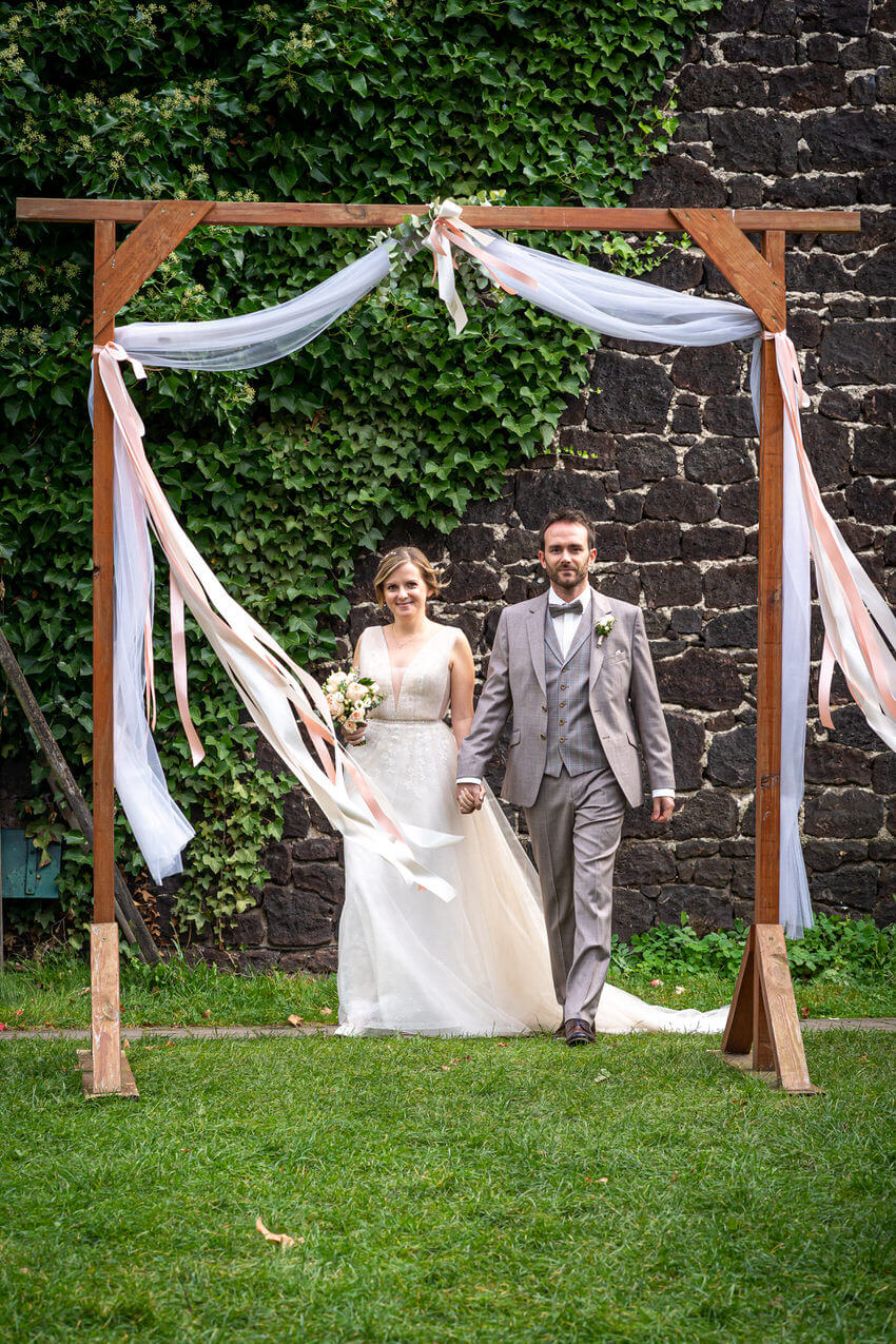 Вход жениха и невесты со свадебной аркой - на frauimmer-herrewig.de Вход жениха и невесты со свадебной аркой - на frauimmer-herrewig.de