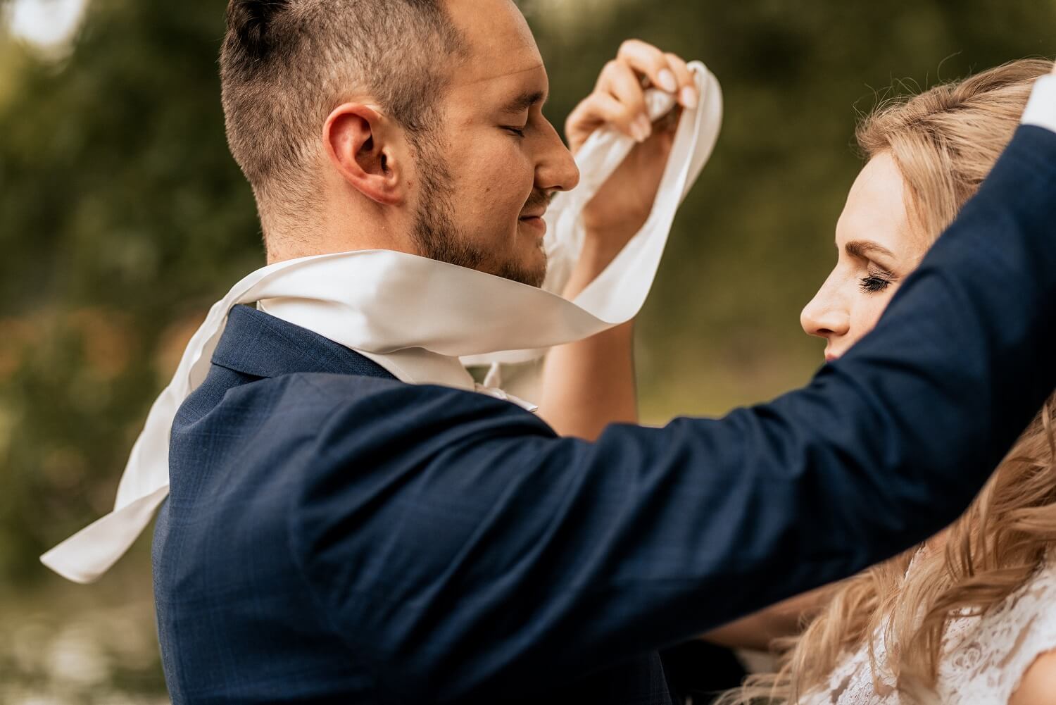 First-Look-Fotoshooting mit Augenbinden – gesehen bei frauimmer-herrewig.de