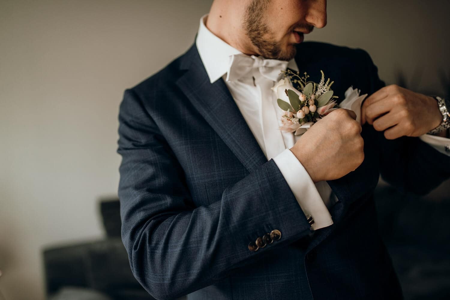 Getting-ready vor der Hochzeit bei Bräutigam – gesehen bei frauimmer-herrewig.de