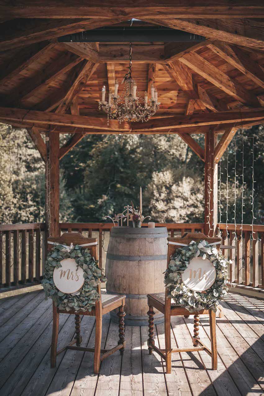 Деревянный павильон для свадебной церемонии в стиле шебби-шик - см. Frauimmer-herrewig.de