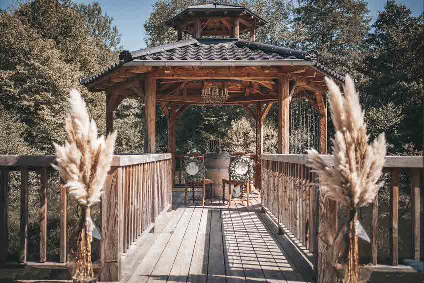 Бесплатная свадебная церемония в деревянном павильоне - на frauimmer-herrewig.de