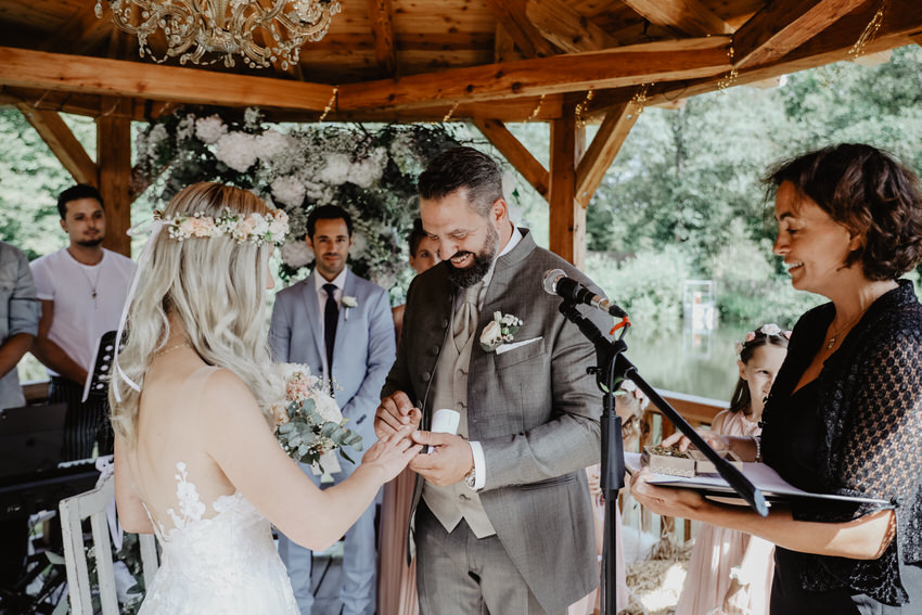 Свадебная церемония в деревянном павильоне - на frauimmer-herrewig.de