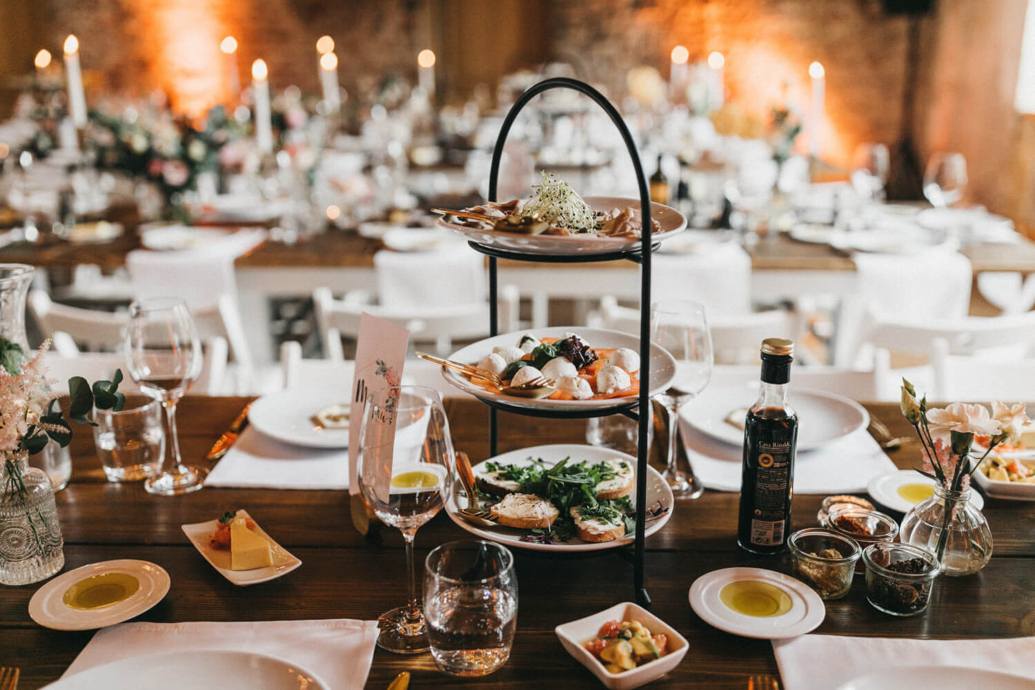 Tischbuffet mit Etagere – gesehen bei frauimmer-herrewig.de