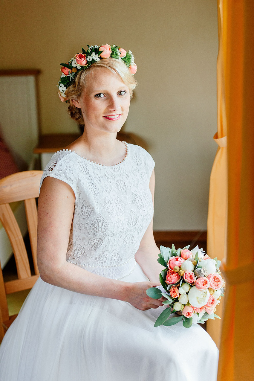 Невеста с венком из цветов - на сайте frauimmer-herrewig.de