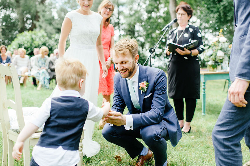 Жених и ребенок на свадебной церемонии - на frauimmer-herrewig.de