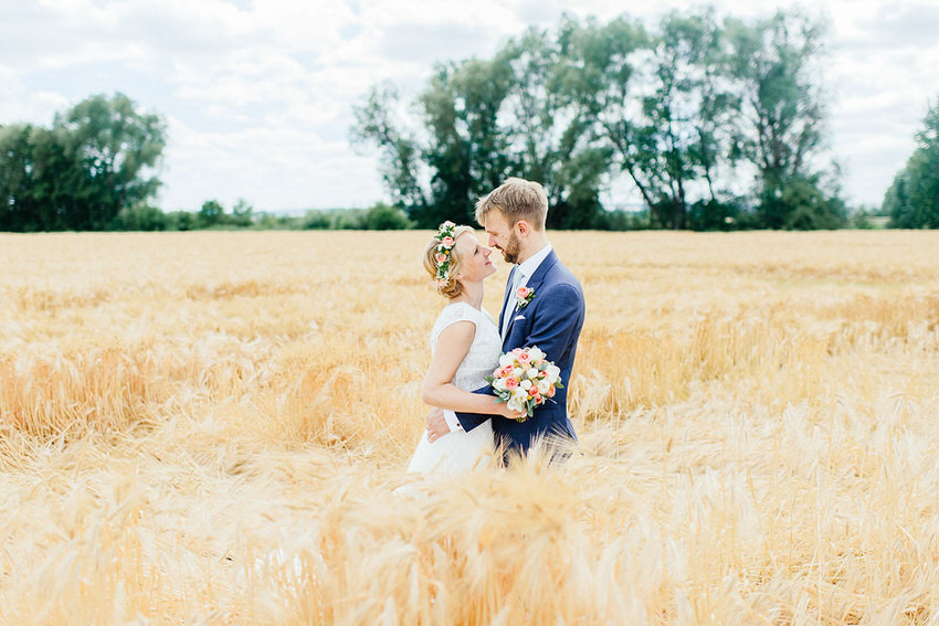 Свадебная фотосессия в поле - на сайте frauimmer-herrewig.de