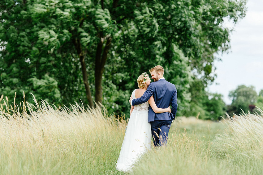 Свадебная фотосессия на лугу - на сайте frauimmer-herrewig.de