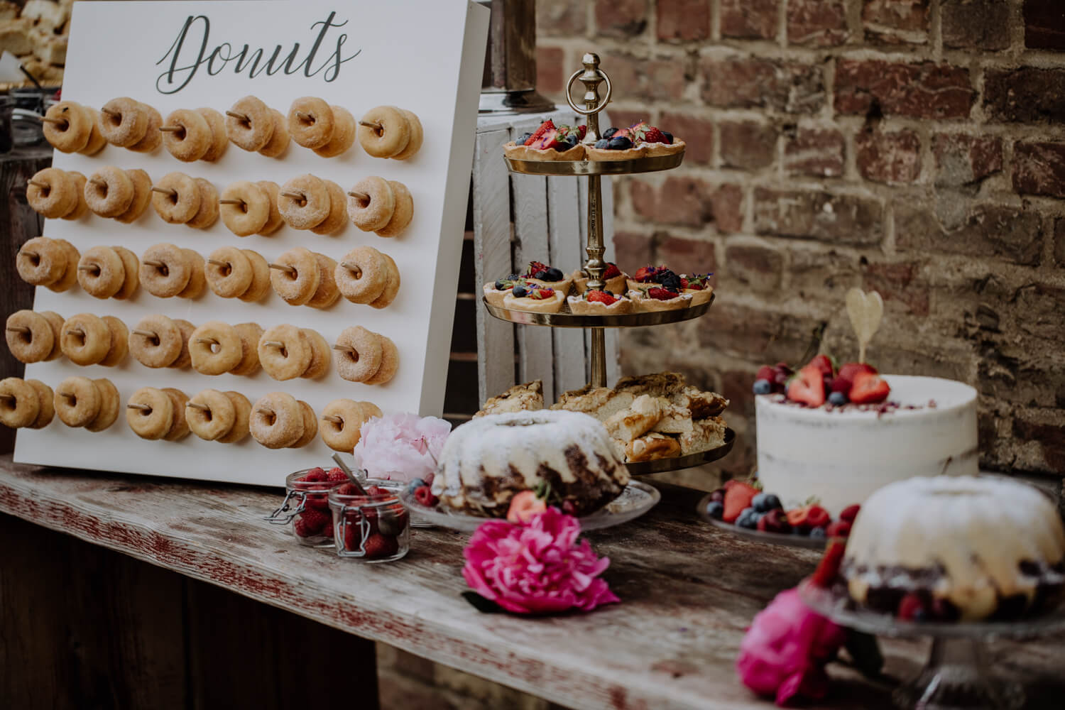 Kuchenbuffet mit Donuts – gesehen bei frauimmer-herrewig.de