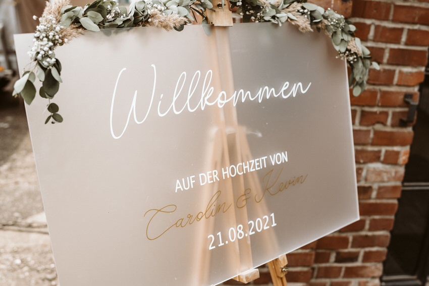 Willkommensschild Hochzeitsfeier – gesehen bei frauimmer-herrewig.de