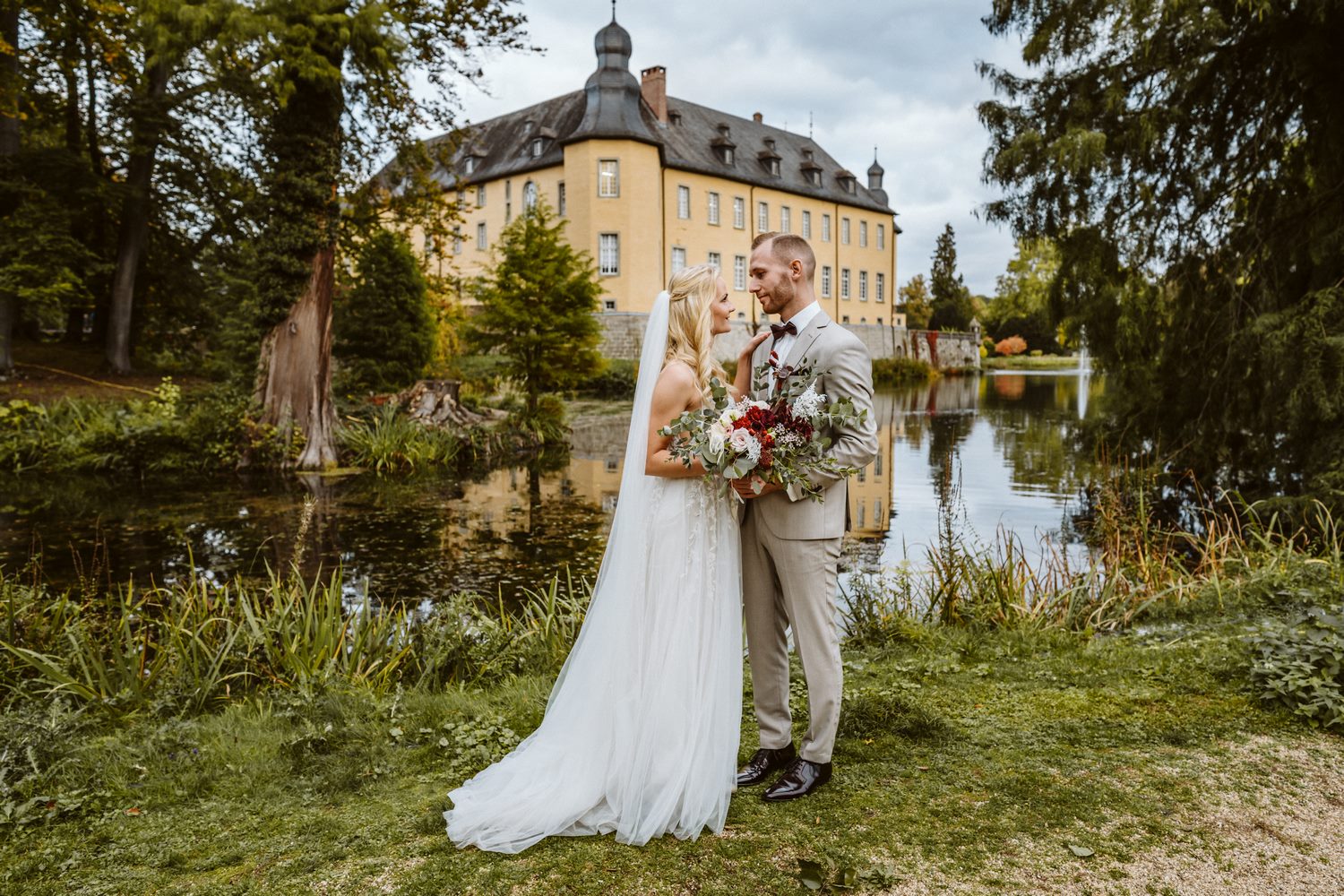 Hochzeitsfotoshooting auf dem Außengelände des Schloss Dyck – gesehen bei frauimmer-herrewig.de