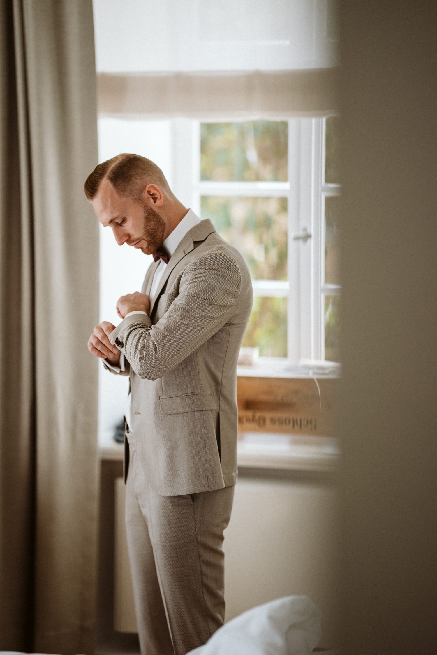 Vorbereitungen des Bräutigams bei der Hochzeit – gesehen bei frauimmer-herrewig.de