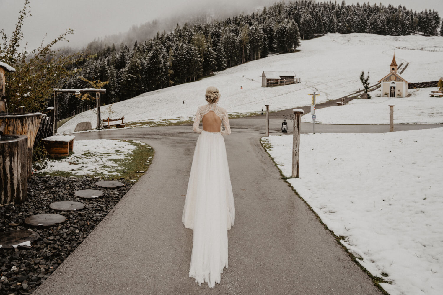 Brautkleid mit langer Schleppe und Rückenausschnitt – gesehen bei frauimmer-herrewig.de