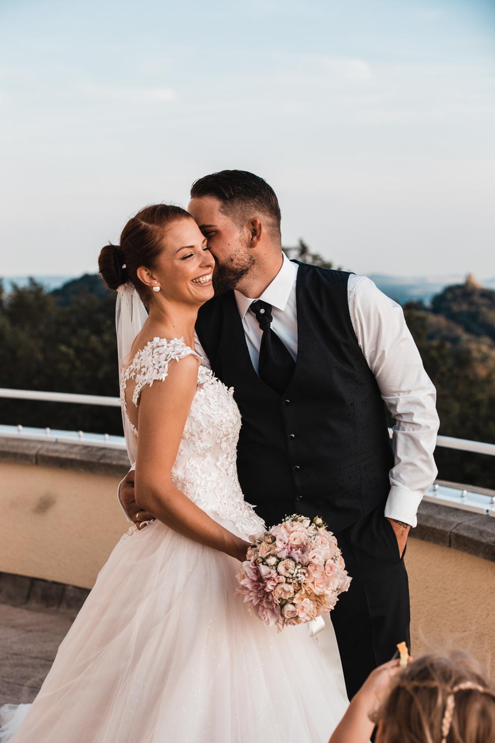 Hochzeitsfotoshooting mit Rheinblick – gesehen bei frauimmer-herrewig.de