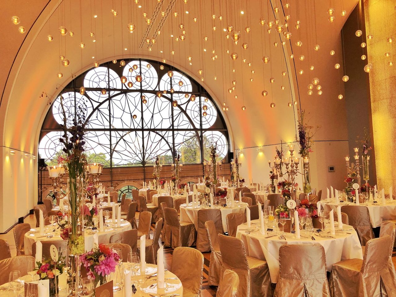 Обстановка для свадебного торжества во Флоре в Кельне - на frauimmer-herrewig.de Обстановка для свадебного торжества во Флоре в Кельне - на frauimmer-herrewig.de