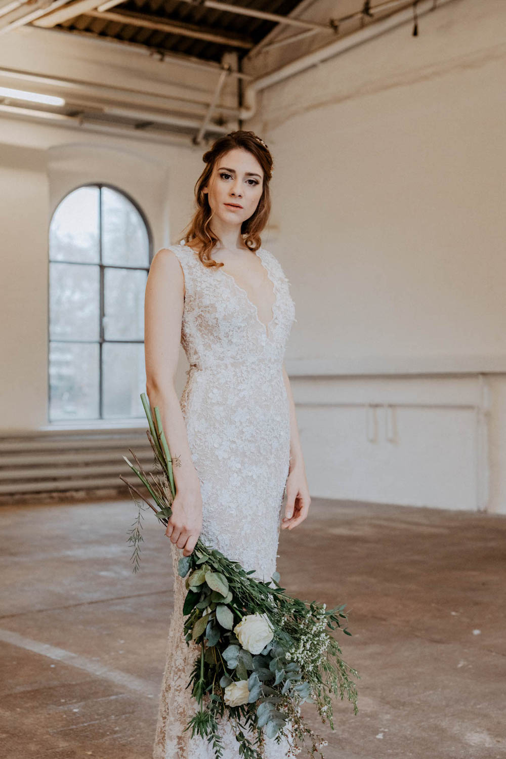 Свадебное платье с полупрозрачным кружевом - см. Frauimmer-herrewig.de Свадебное платье с полупрозрачным кружевом - см. Frauimmer-herrewig.de