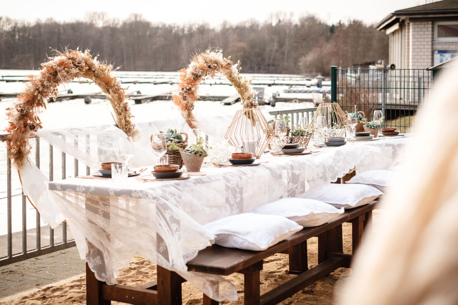 Outdoor Hochzeit am See – gesehen bei frauimmer-herrewig.de