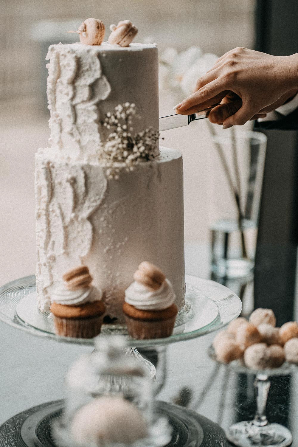 zweistöckige Hochzeitstorte in Weiß – gesehen bei frauimmer-herrewig.de