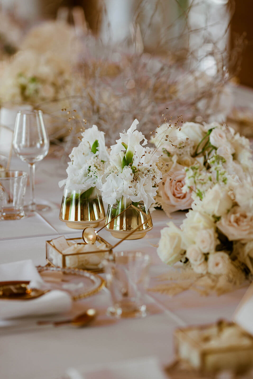 Florale Tischdeko Hochzeit – gesehen bei frauimmer-herrewig.de