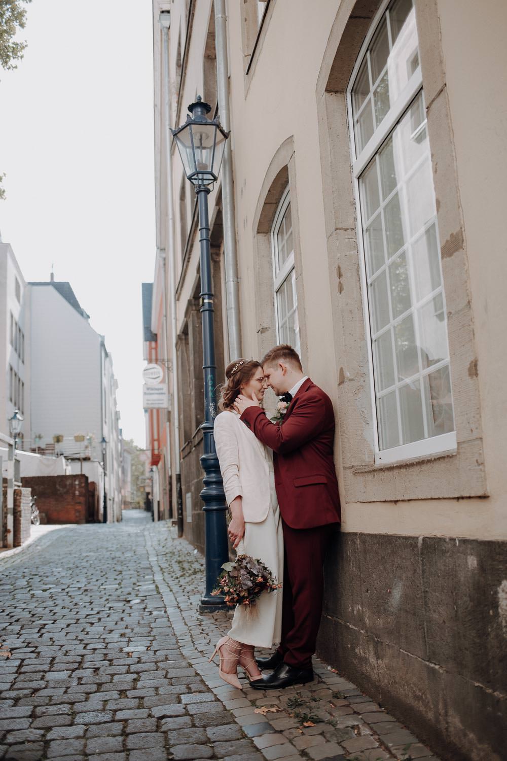 Hochzeitsfotoshooting in der Kölner Altstadt – gesehen bei frauimmer-herrewig.de