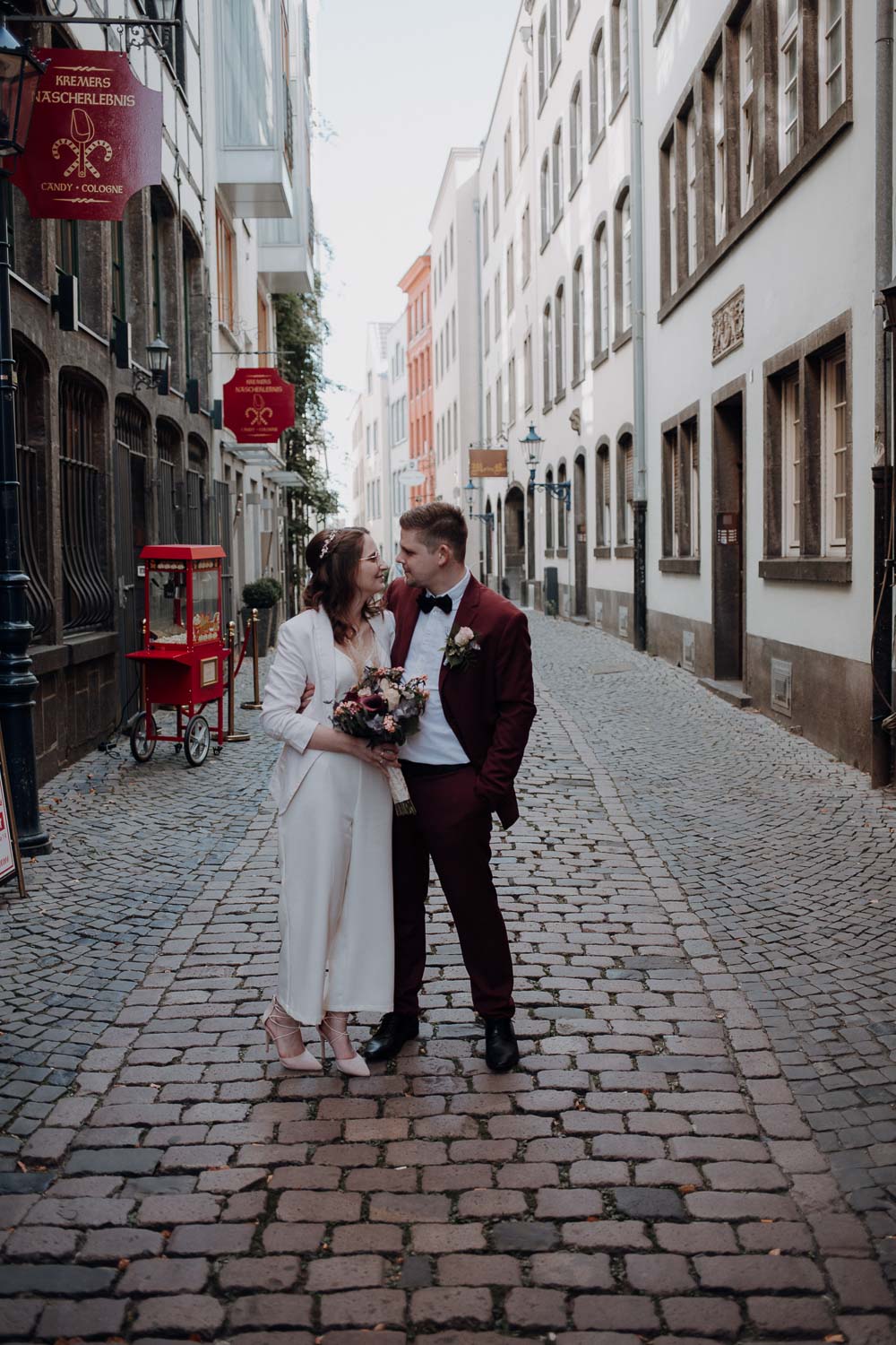 Hochzeitsfotoshooting in der Kölner Altstadt – gesehen bei frauimmer-herrewig.de