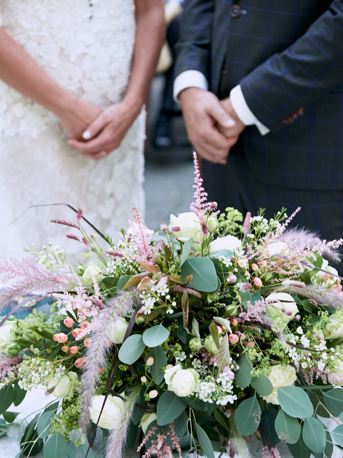 Hochzeitsfotografie mit Brautpaar und Brautstrauß – gesehen bei frauimmer-herrewig.de